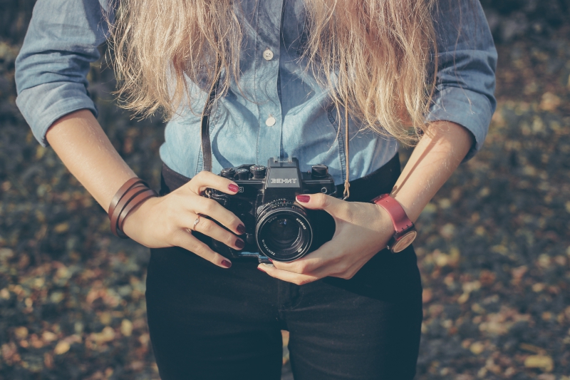 photographe-AMPUS-min_hand-person-girl-woman-camera-photography-614-pxhere.com